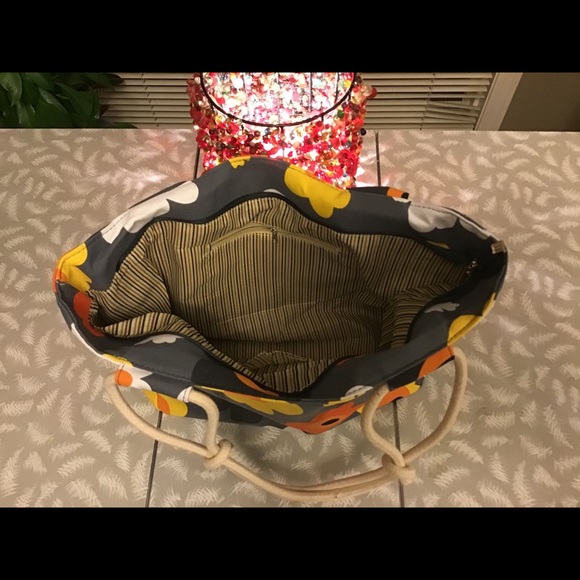 👜 Classic Farmhouse Blooms Full Size Tote - Picture 7 of 7